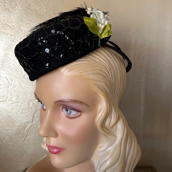 STRIKING 1930s' BLACK FELT TILT HAT - VEILING, SEQUINS, FABFIC. FLOWERSFEATHER